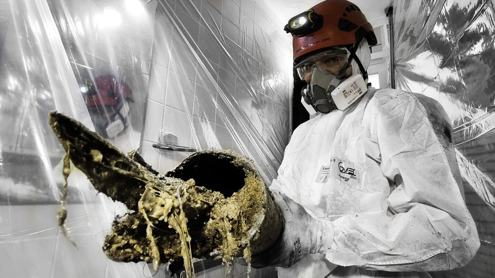 Retirada de una bajante de fibrocemento con amianto en el interior de una vivienda